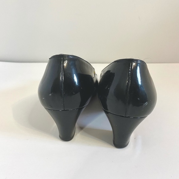 Vintage Patent Leather Kitten Heels w/ Gold Detail - Picture 4 of 4
